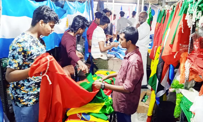 ഫിഫ ലോകകപ്പ്: നാടെങ്ങും ടീമുകള​ുടെ കൊടിതോരണങ്ങൾ