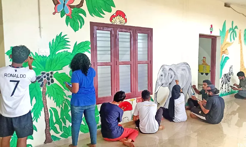 ദുരിതബാധിത മേഖലയിൽ വർണക്കൂട്ട് പദ്ധതി