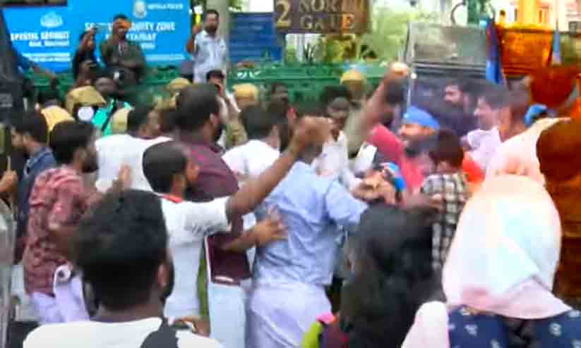 കെ.എസ്.യുവിന്റെ ഉന്നത വിദ്യാഭ്യാസ സംരക്ഷണ മാർച്ചിൽ സംഘർഷം, പരിക്കേറ്റ പ്രവർത്തകൻ ആശുപത്രിയിൽ; ജലപീരങ്കി, കണ്ണീർ വാതകം, അറസ്റ്റ് കെ.എസ്.യുവിന്റെ ഉന്നത വിദ്യാഭ്യാസ സംരക്ഷണ മാർച്ചിൽ സംഘർഷം, പരിക്കേറ്റ പ്രവർത്തകൻ ആശുപത്രിയിൽ; ജലപീരങ്കി, കണ്ണീർ വാതകം, അറസ്റ്റ്