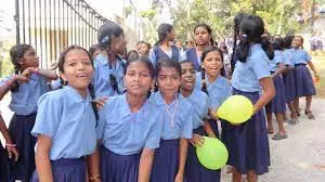 വിദ്യാർഥികൾ തിയേറ്ററിലെത്തുന്നത് ആദ്യം, എം.എല്.എയ്ക്കൊപ്പം സിനിമ കണ്ടതിന്റെ ത്രില്ലില് വിദ്യാർഥികൾ തിയേറ്ററിലെത്തുന്നത് ആദ്യം, എം.എല്.എയ്ക്കൊപ്പം സിനിമ കണ്ടതിന്റെ ത്രില്ലില്