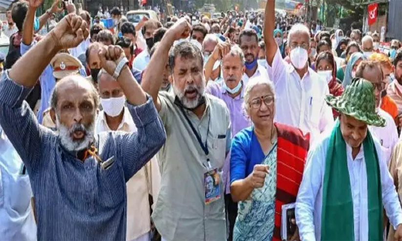 കെ റെയിൽ പദ്ധതി: ഉദ്യോഗസ്ഥരോ പൊലീസോ ഭൂമിയിൽ പ്രവേശിച്ചാൽ തടയുമെന്ന് ജനകീയ സമിതി കെ റെയിൽ പദ്ധതി: ഉദ്യോഗസ്ഥരോ പൊലീസോ ഭൂമിയിൽ പ്രവേശിച്ചാൽ തടയുമെന്ന് ജനകീയ സമിതി