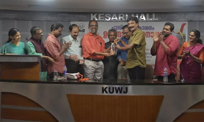 ഉറങ്ങാത്ത ജനാല: കവിതാസമാഹാരം പ്രകാശനം ചെയ്തു ഉറങ്ങാത്ത ജനാല: കവിതാസമാഹാരം പ്രകാശനം ചെയ്തു