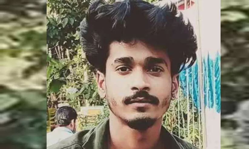 ഗൃഹപ്രവേശനം ക്ഷണിക്കാൻ പോയ യുവാവ് ബൈക്കപകടത്തിൽ രക്തം വാർന്ന് മരിച്ചു ഗൃഹപ്രവേശനം ക്ഷണിക്കാൻ പോയ യുവാവ് ബൈക്കപകടത്തിൽ രക്തം വാർന്ന് മരിച്ചു