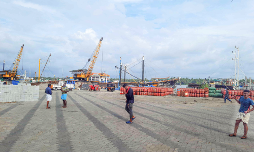 ബേപ്പൂർ തുറമുഖത്തെ കപ്പൽച്ചാൽ ആഴം കൂട്ടുന്നു ബേപ്പൂർ തുറമുഖത്തെ കപ്പൽച്ചാൽ ആഴം കൂട്ടുന്നു