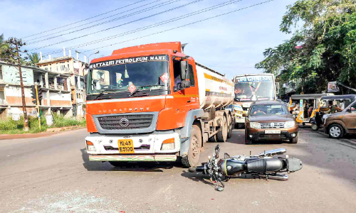 മൂന്നു വാഹനങ്ങൾ കൂട്ടിയിടിച്ചു; ഒരാൾക്ക് പരിക്ക് മൂന്നു വാഹനങ്ങൾ കൂട്ടിയിടിച്ചു; ഒരാൾക്ക് പരിക്ക്