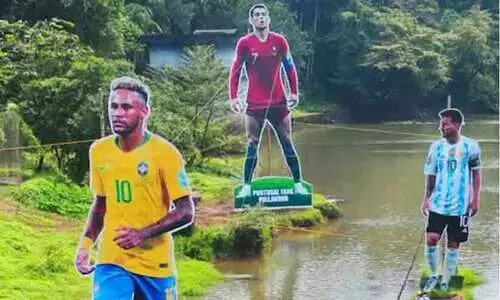 പുള്ളാവൂരിലെ കട്ടൗട്ടുകൾ: നടപടിയെടുക്കാൻ ജില്ല കലക്ടറുടെ നിർദേശം