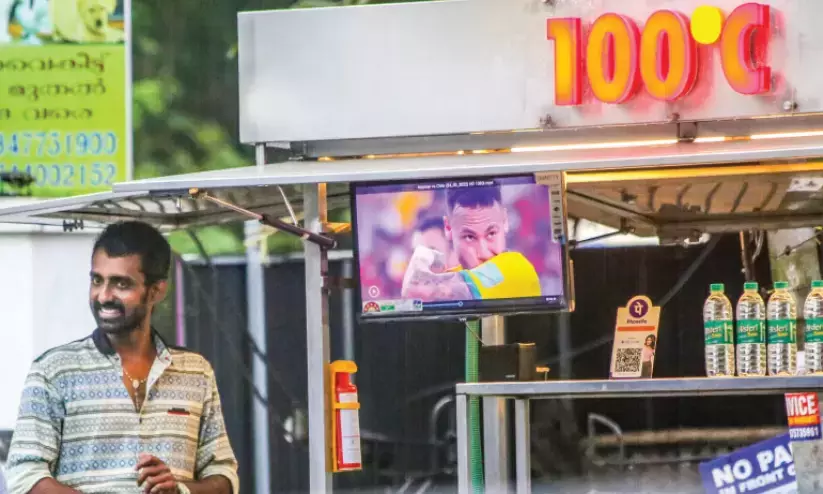 100 ഡിഗ്രിയുടെ ചൂടരികിൽ ആ എൻജിനീയറുണ്ട്; നല്ല നാളെയെ തേടി 100 ഡിഗ്രിയുടെ ചൂടരികിൽ ആ എൻജിനീയറുണ്ട്; നല്ല നാളെയെ തേടി