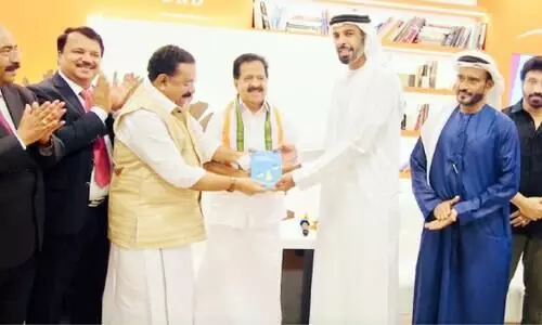 ര​മേ​ശ് ചെ​ന്നി​ത്ത​ല​യു​ടെ ‘ക​ട​ന്നു​പോ​കും അ​ഴി​മ​തി​യു​ടെ ഈ ​ദു​രി​ത​കാ​ല​വും’​പു​സ്ത​കം