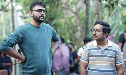 വിനീതിനെ മുകുന്ദനുണ്ണിയാക്കാൻ ചുറ്റമുള്ള ആളുകളെ ഒഴിവാക്കി -അഭിനവ് സുന്ദര്‍ നായിക്