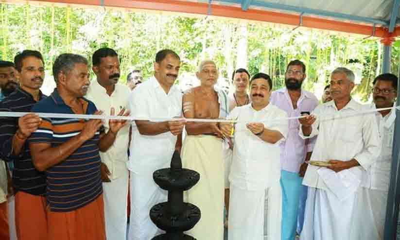 പുതുക്കിപ്പണിത ക്ഷേത്രത്തിന്റെ ഉദ്ഘാടകനായി നജീബ് കാന്തപുരം; അമൂല്യ നിമിഷമെന്ന് എം.എൽ.എ പുതുക്കിപ്പണിത ക്ഷേത്രത്തിന്റെ ഉദ്ഘാടകനായി നജീബ് കാന്തപുരം; അമൂല്യ നിമിഷമെന്ന് എം.എൽ.എ