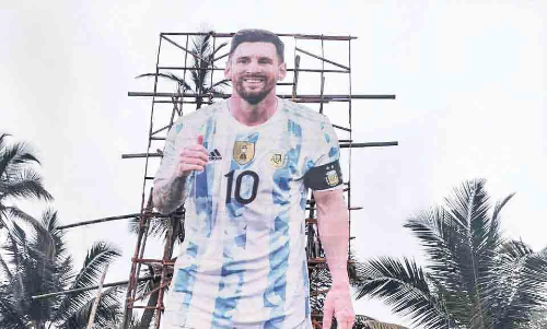 തൂവൽതീരം കീഴടക്കി കൂറ്റൻ മെസ്സി