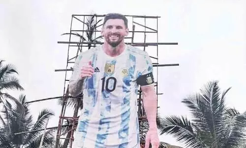 തൂവൽതീരം കീഴടക്കി കൂറ്റൻ മെസ്സി