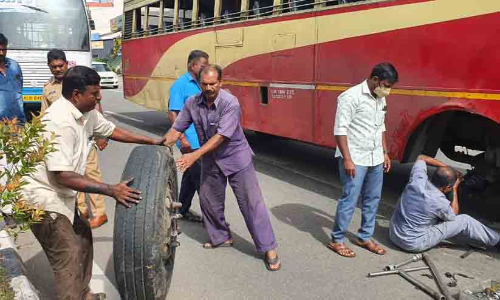 ഓടുന്ന കെ.എസ്.ആർ.ടി.സി ബസിന്റെ ടയര്‍ ഇളകിത്തെറിച്ചു