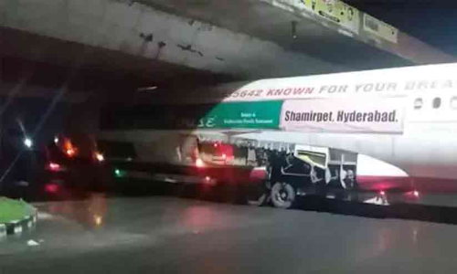 വീണ്ടും വഴിമുടക്കി വിമാനം; ചവറ പാലത്തിന് പുറമെ ആന്ധ്രയിലെ മേൽപാലത്തിലും കുടുങ്ങി