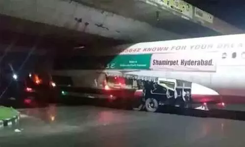 വീണ്ടും വഴിമുടക്കി വിമാനം; ചവറ പാലത്തിന് പുറമെ ആന്ധ്രയിലെ മേൽപാലത്തിലും കുടുങ്ങി