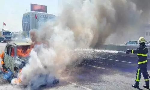 ഓ​ടി​ക്കൊ​ണ്ടി​രു​ന്ന കാ​റി​ന്​ തീ​പി​ടി​ച്ചു