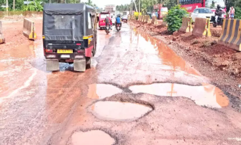 തുലാവർഷം കനത്തു; ദേശീയപാത വീണ്ടും തകർന്നു തുലാവർഷം കനത്തു; ദേശീയപാത വീണ്ടും തകർന്നു