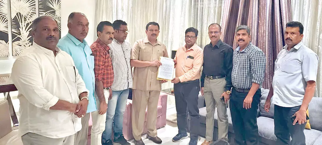 പലിശവിരുദ്ധ സമിതി കെ. മുരളീധരൻ എം.പിക്ക് നിവേദനം നൽകി പലിശവിരുദ്ധ സമിതി കെ. മുരളീധരൻ എം.പിക്ക് നിവേദനം നൽകി