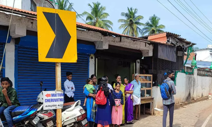 പടന്നയുടെ ഹൃദയഭാഗമാണ്, ഇവിടെ ബസ് കാത്തിരിപ്പ് കേന്ദ്രമില്ല പടന്നയുടെ ഹൃദയഭാഗമാണ്, ഇവിടെ ബസ് കാത്തിരിപ്പ് കേന്ദ്രമില്ല