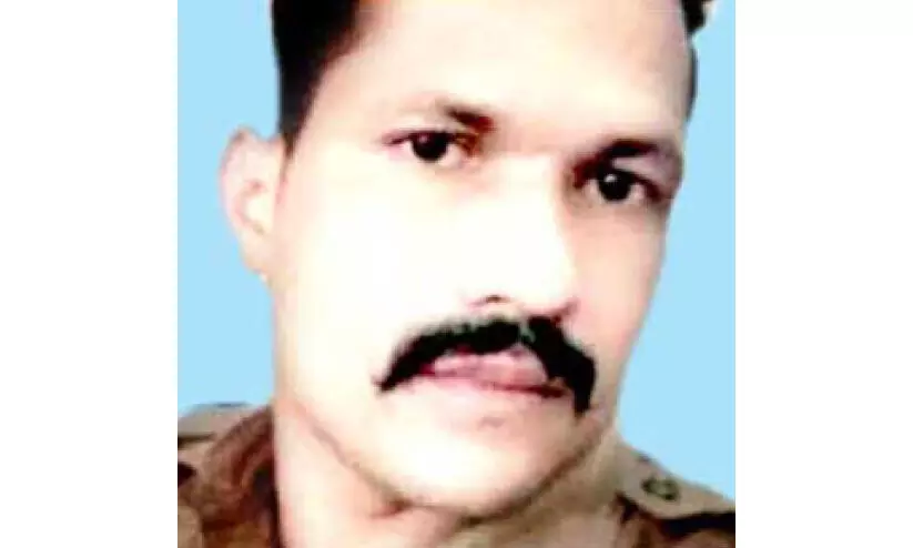 സാമ്പത്തിക തട്ടിപ്പ് കേസിൽ ഒളിവിലായിരുന്ന പൊലീസുകാരൻ തൂങ്ങി മരിച്ചനിലയിൽ