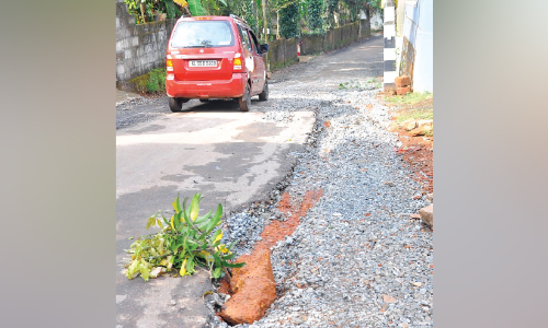 തകർന്നടിഞ്ഞ് കോടമ്പുഴ-ചുള്ളിപ്പറമ്പ്- ഫാറൂഖ് കോളജ് റോഡ്