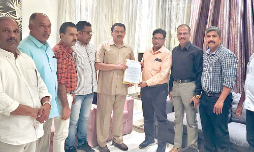 പ​ലി​ശ​വി​രു​ദ്ധ സ​മി​തി കെ. ​മു​ര​ളീ​ധ​ര​ൻ എം.​പി​ക്ക് നി​വേ​ദ​നം ന​ൽ​കി