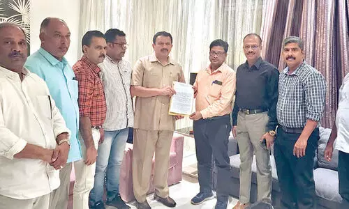 പലിശവിരുദ്ധ സമിതി കെ. മുരളീധരൻ എം.പിക്ക് നിവേദനം നൽകി പലിശവിരുദ്ധ സമിതി കെ. മുരളീധരൻ എം.പിക്ക് നിവേദനം നൽകി