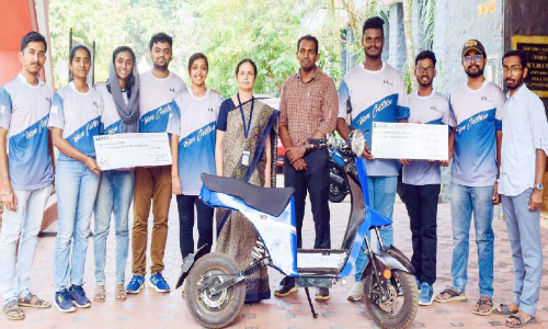 വിദ്യാർഥികൾ നിർമിച്ച ഇലക്ട്രിക് ഇരുചക്ര വാഹനത്തിന് അംഗീകാരം