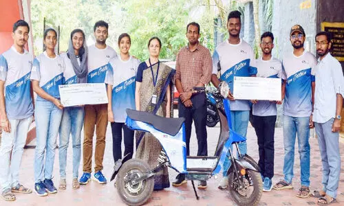 വിദ്യാർഥികൾ നിർമിച്ച ഇലക്ട്രിക് ഇരുചക്ര വാഹനത്തിന് അംഗീകാരം