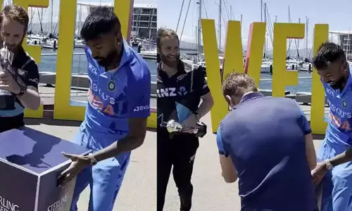 എനിക്കാണിത്; ഇന്ത്യ-ന്യൂസിലൻഡ് പരമ്പരക്കു മുമ്പേ ട്രോഫി കൈക്കലാക്കി കെയിൻ വില്യംസൺ! -വിഡിയോ