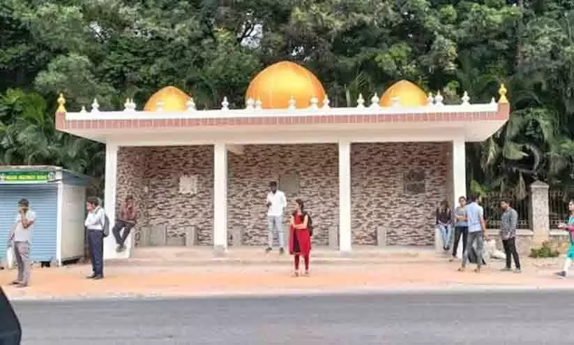 ബ​സ് കാ​ത്തി​രി​പ്പ്​ ​ കേ​ന്ദ്ര​ത്തി​ന് മുഖംമിനുക്കൽ;    ഗോ​പു​ര​ങ്ങ​ൾ പൊളിച്ചു മാ​റ്റി, പ​ക​രം കും​ഭം