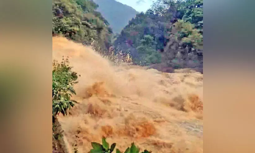 മലവെള്ളപ്പാച്ചിൽ: സഞ്ചാരികളെത്തുന്നത് അപകടഭീഷണിയാകുന്നു മലവെള്ളപ്പാച്ചിൽ: സഞ്ചാരികളെത്തുന്നത് അപകടഭീഷണിയാകുന്നു