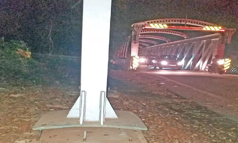 വാഹനം ഇടിച്ചുതകർന്ന പഴയ പാലത്തിന്റെ സുരക്ഷ കമാനം അപകട ഭീഷണിയുയർത്തുന്നു