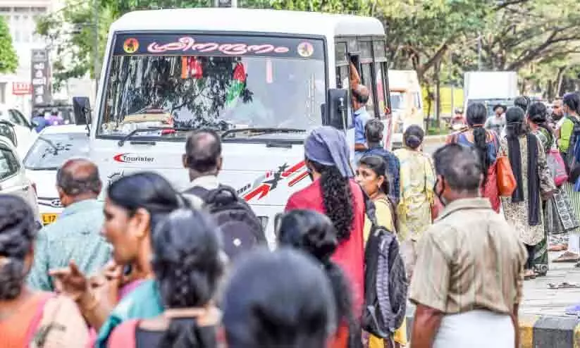 എറണാകുളം ജില്ലയിൽ സ്വകാര്യ ബസ് സമരം പൂർണം എറണാകുളം ജില്ലയിൽ സ്വകാര്യ ബസ് സമരം പൂർണം