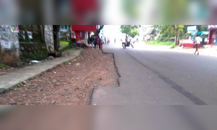 ഒരുഭാഗം ഒഴിച്ചിട്ട് ടാറിങ്; അപകടം പതിവ് ഒരുഭാഗം ഒഴിച്ചിട്ട് ടാറിങ്; അപകടം പതിവ്