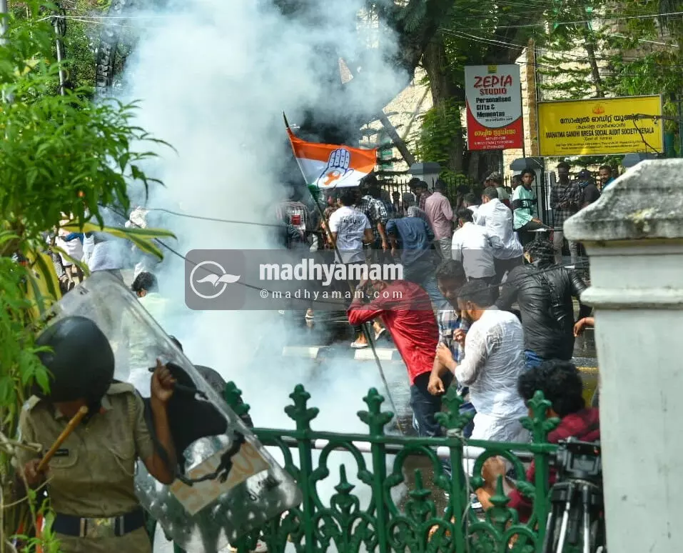 യൂത്ത് കോൺഗ്രസ് പ്രവർത്തകർക്ക് നേരെ കണ്ണീർ വാതകം പ്രയോഗിച്ചപ്പോൾ