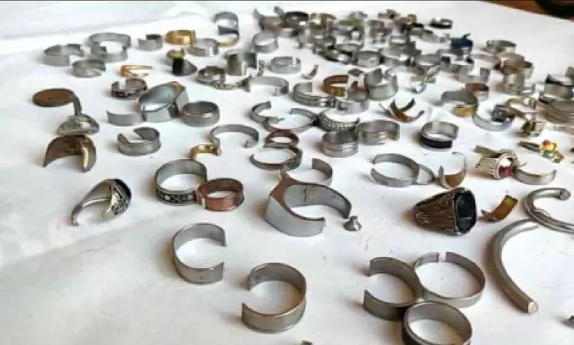 വിരലിൽ കുടുങ്ങുന്ന മോതിരങ്ങൾ; അശ്രദ്ധയെന്ന് അഗ്നിരക്ഷ സേന വിരലിൽ കുടുങ്ങുന്ന മോതിരങ്ങൾ; അശ്രദ്ധയെന്ന് അഗ്നിരക്ഷ സേന