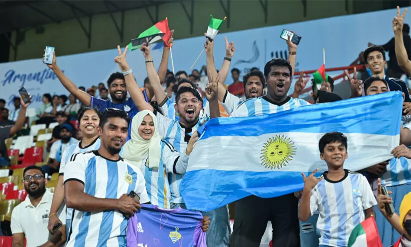 വെള്ളക്കോട്ടയിൽ നീലക്കടലിരമ്പം വെള്ളക്കോട്ടയിൽ നീലക്കടലിരമ്പം