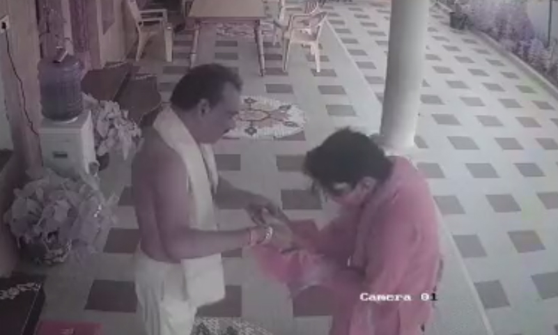 ടി.ഡി.പി നേതാവിനെ കാഷായ വസ്ത്രധാരി അരിവാൾകൊണ്ട് വെട്ടി; സി.സി.ടി.വിയിൽ നടുക്കുന്ന ദൃശ്യങ്ങൾ ടി.ഡി.പി നേതാവിനെ കാഷായ വസ്ത്രധാരി അരിവാൾകൊണ്ട് വെട്ടി; സി.സി.ടി.വിയിൽ നടുക്കുന്ന ദൃശ്യങ്ങൾ