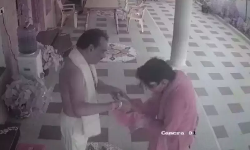 ടി.ഡി.പി നേതാവിനെ കാഷായ വസ്ത്രധാരി അരിവാൾകൊണ്ട് വെട്ടി; സി.സി.ടി.വിയിൽ നടുക്കുന്ന ദൃശ്യങ്ങൾ ടി.ഡി.പി നേതാവിനെ കാഷായ വസ്ത്രധാരി അരിവാൾകൊണ്ട് വെട്ടി; സി.സി.ടി.വിയിൽ നടുക്കുന്ന ദൃശ്യങ്ങൾ