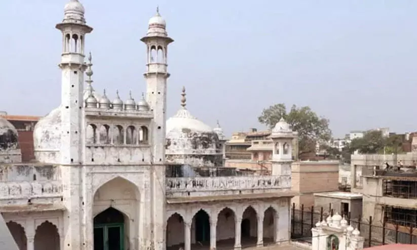 ഗ്യാൻവാപി മസ്ജിദ് കമ്മിറ്റിയുടെ ഹരജി തള്ളി; ശിവലിംഗത്തിൽ പ്രാർഥനാനുമതി തേടിയ ഹരജി നിലനിൽക്കുമെന്ന് കോടതി