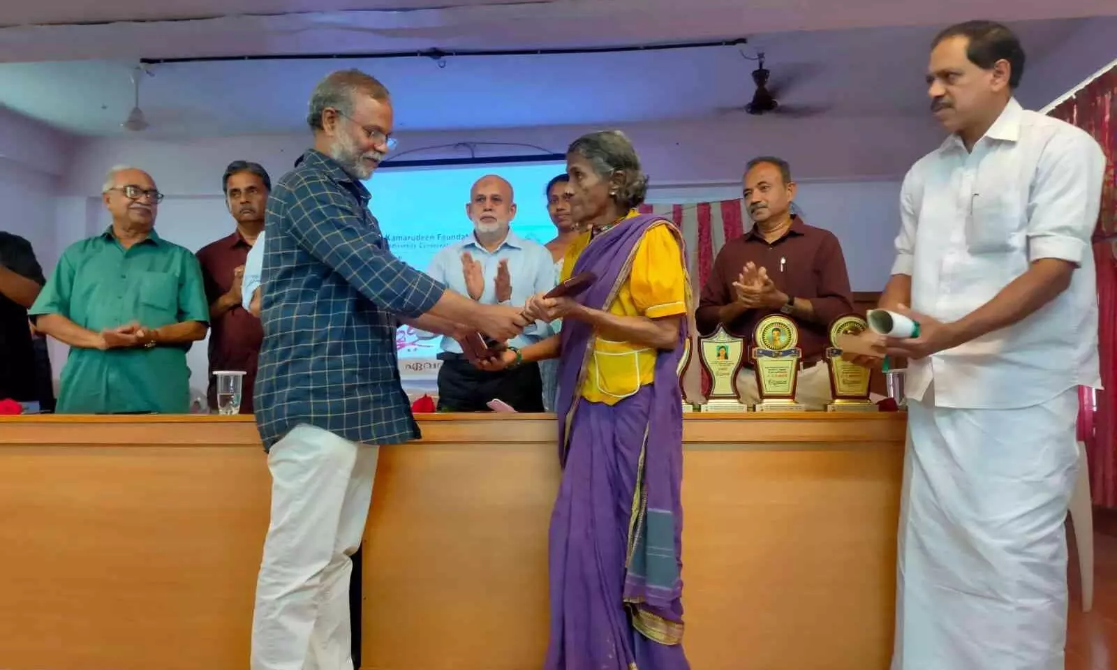 ഡോ. ഖമറുദ്ദീൻ പരിസ്ഥിതി പുരസ്കാരം ദയാബായിക്ക് സമ്മാനിച്ചു ഡോ. ഖമറുദ്ദീൻ പരിസ്ഥിതി പുരസ്കാരം ദയാബായിക്ക് സമ്മാനിച്ചു