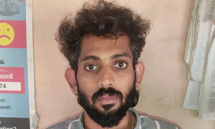 എം.ഡി.എം.എയുമായി കോഴിക്കോട് സ്വദേശി പിടിയിൽ എം.ഡി.എം.എയുമായി കോഴിക്കോട് സ്വദേശി പിടിയിൽ