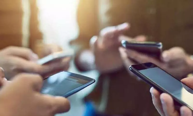 18 വയസിന് താഴെയുള്ളവർ മൊബൈൽ ഫോൺ ഉപയോഗിച്ചാൽ പിഴ 18 വയസിന് താഴെയുള്ളവർ മൊബൈൽ ഫോൺ ഉപയോഗിച്ചാൽ പിഴ