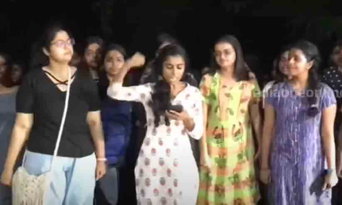 മെഡിക്കൽ കോളജ് ലേഡീസ് ഹോസ്റ്റലിൽ വിദ്യാർഥികളുടെ പ്രതിഷേധം