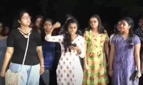 മെഡിക്കൽ കോളജ് ലേഡീസ് ഹോസ്റ്റലിൽ വിദ്യാർഥികളുടെ പ്രതിഷേധം