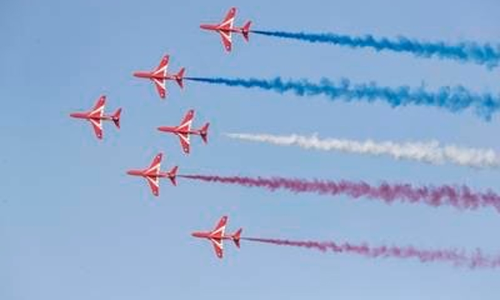 ആകാശത്തെ ചുവപ്പണിയിച്ച് റെഡ് ആരോസിന്‍റെ വ്യോമാഭ്യാസം