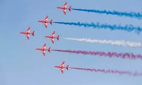 ആകാശത്തെ ചുവപ്പണിയിച്ച് റെഡ് ആരോസിന്‍റെ വ്യോമാഭ്യാസം