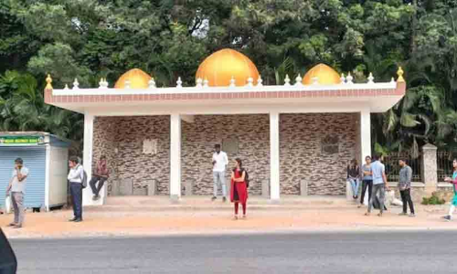 ബ​സ് കാ​ത്തി​രി​പ്പ്​ ​ കേ​ന്ദ്ര​ത്തി​ന് മുഖംമിനുക്കൽ;    ഗോ​പു​ര​ങ്ങ​ൾ പൊളിച്ചു മാ​റ്റി, പ​ക​രം കും​ഭം