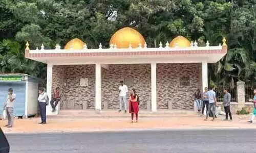 ബ​സ് കാ​ത്തി​രി​പ്പ്​ ​ കേ​ന്ദ്ര​ത്തി​ന് മുഖംമിനുക്കൽ;    ഗോ​പു​ര​ങ്ങ​ൾ പൊളിച്ചു മാ​റ്റി, പ​ക​രം കും​ഭം